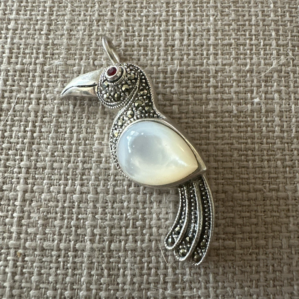 Precioso broche o alfiler de marcasita francesa 925 pájaro con ojo de gema roja. Foto 2 de 4