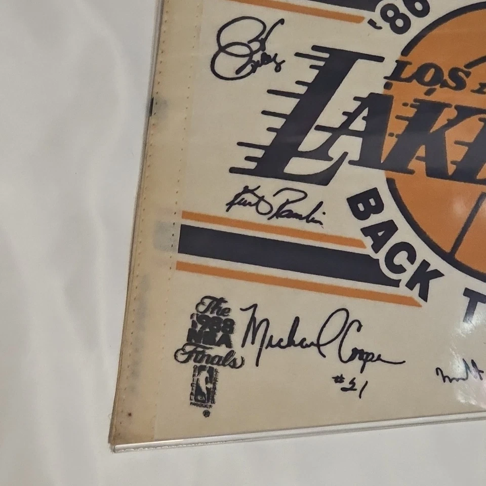 1986-87 y 1987-88 - NBA- LA Lakers Finales Campeones Mundiales Banderín Memorabilia De Colección Foto 3 de 4