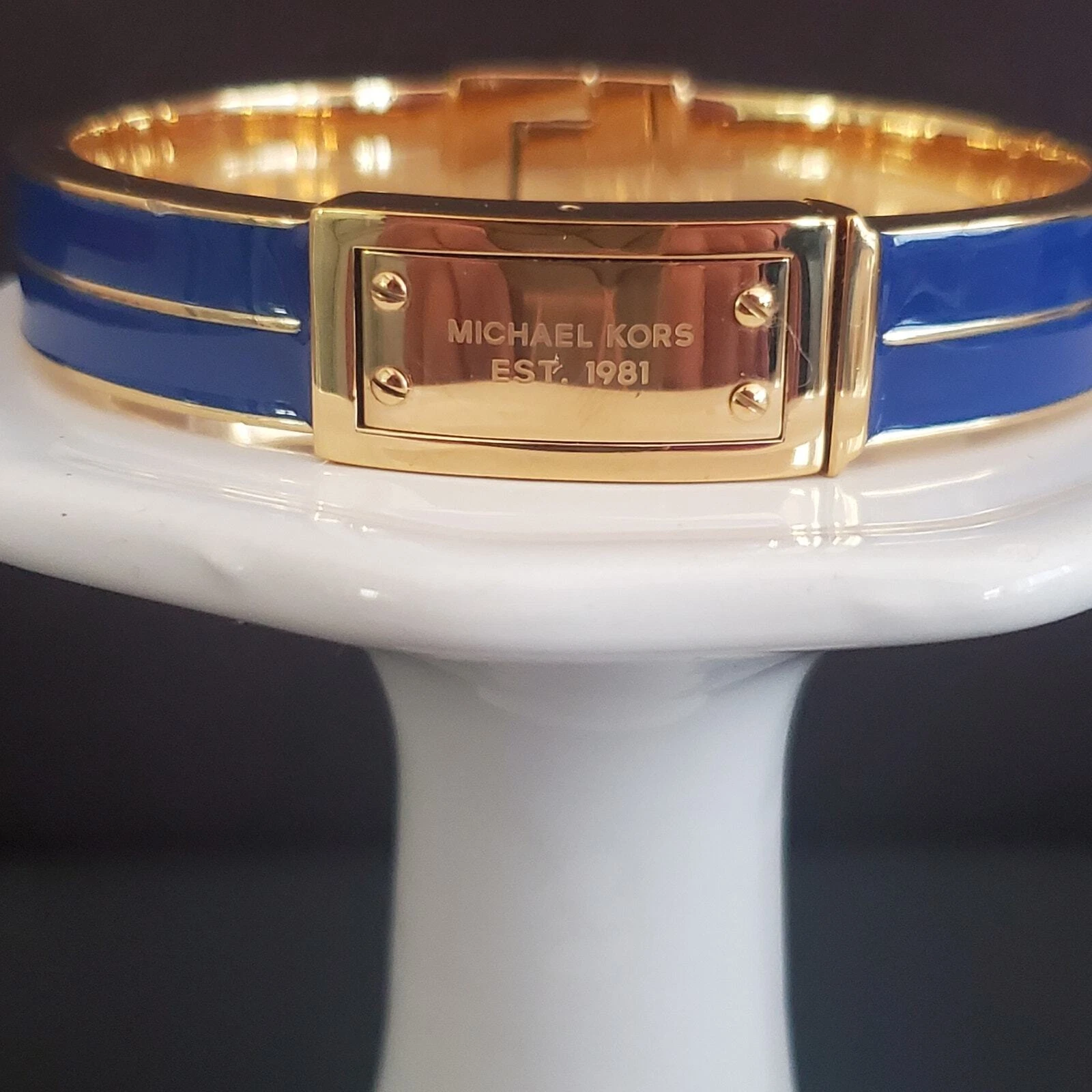 Bracciale Michael Kors chiusura logo cerniera smalto blu e tono oro