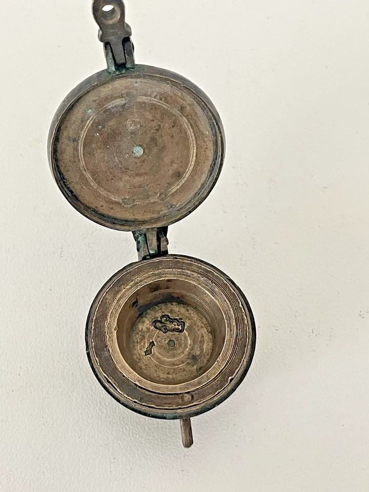 Anciens poids à godets ou CHARLEMAGNE bronze XIXème poinconnés 107grs . - Photo 4/4