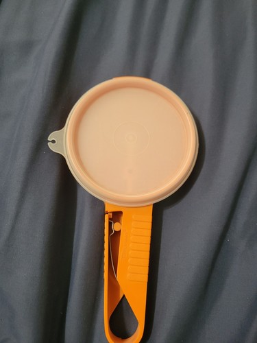 Tupperware 9” Naranja Plástico Tamiz de mano Rallador Herramienta de cocina con tapa - Imagen 2 de 3