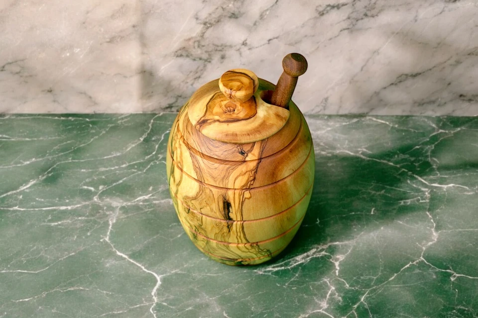 Maceta de miel de madera de olivo hecha a mano con cazo - Regalo rústico y único (4,5 oz) Foto 3 de 4