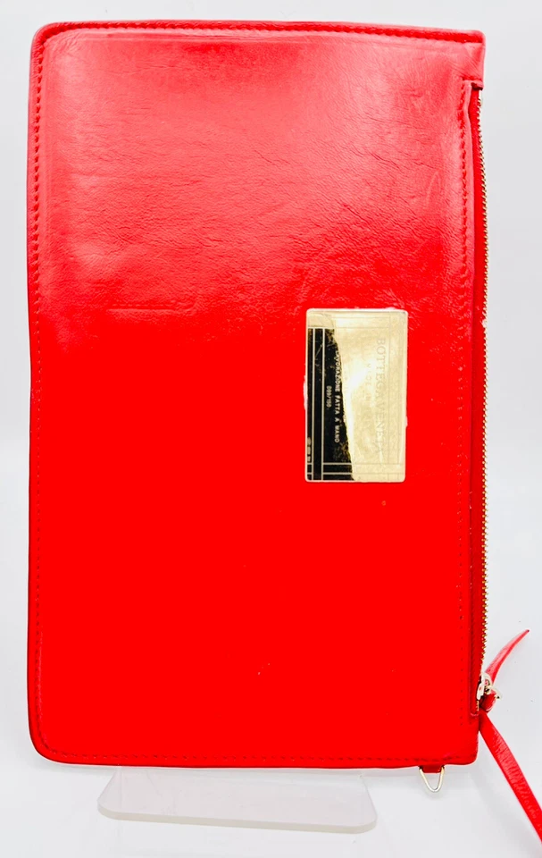 Bolso sin asas plano de cuero rojo Bottega Veneta Lavorazione Fatta A Mano edición limitada #99/150 Foto 3 de 4