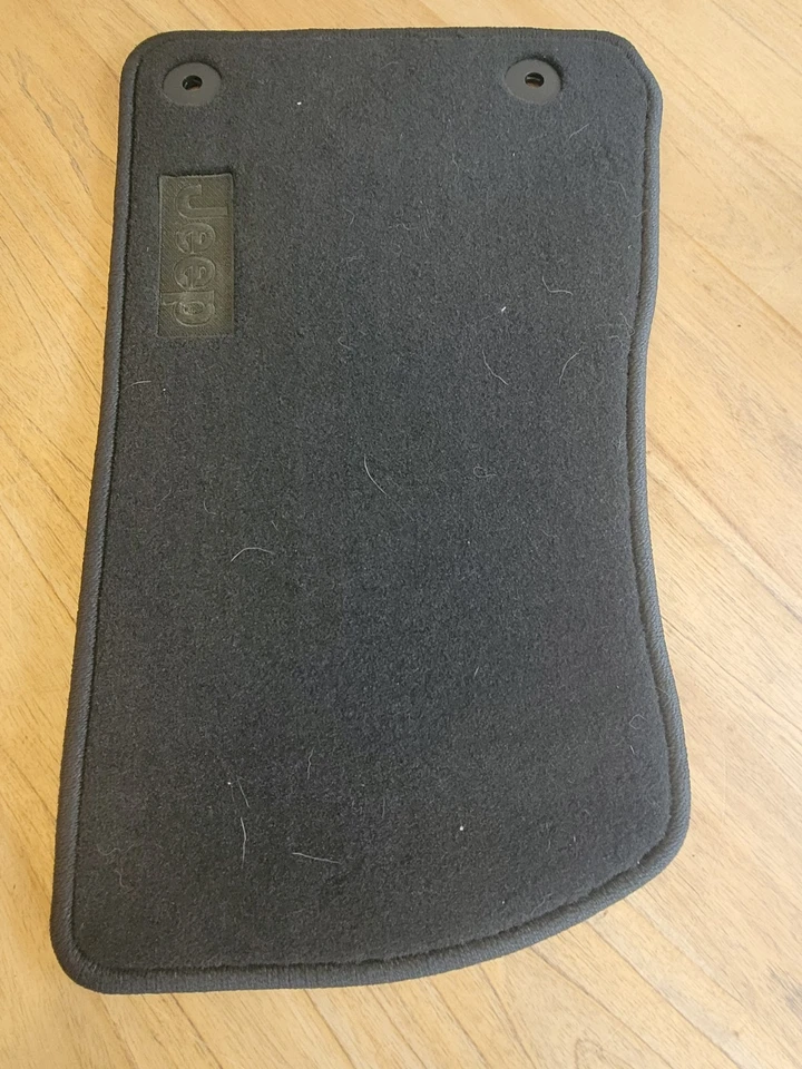 Alfombrillas traseras OEM 2018-2021 Jeep Wrangler JL + pasajero 6BR85TX7AB  Foto 4 de 4