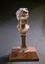 Antica Scultura in bronzo base in legno Dea bendata cm.13x8x3,3 Peso g.238