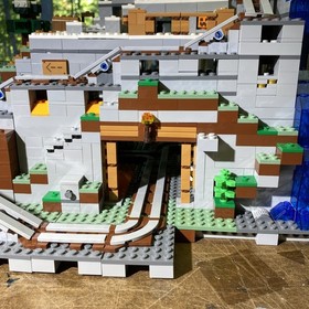 LEGO 21137 Minecraft - The Mountain Cave (2017) - 99% Complete