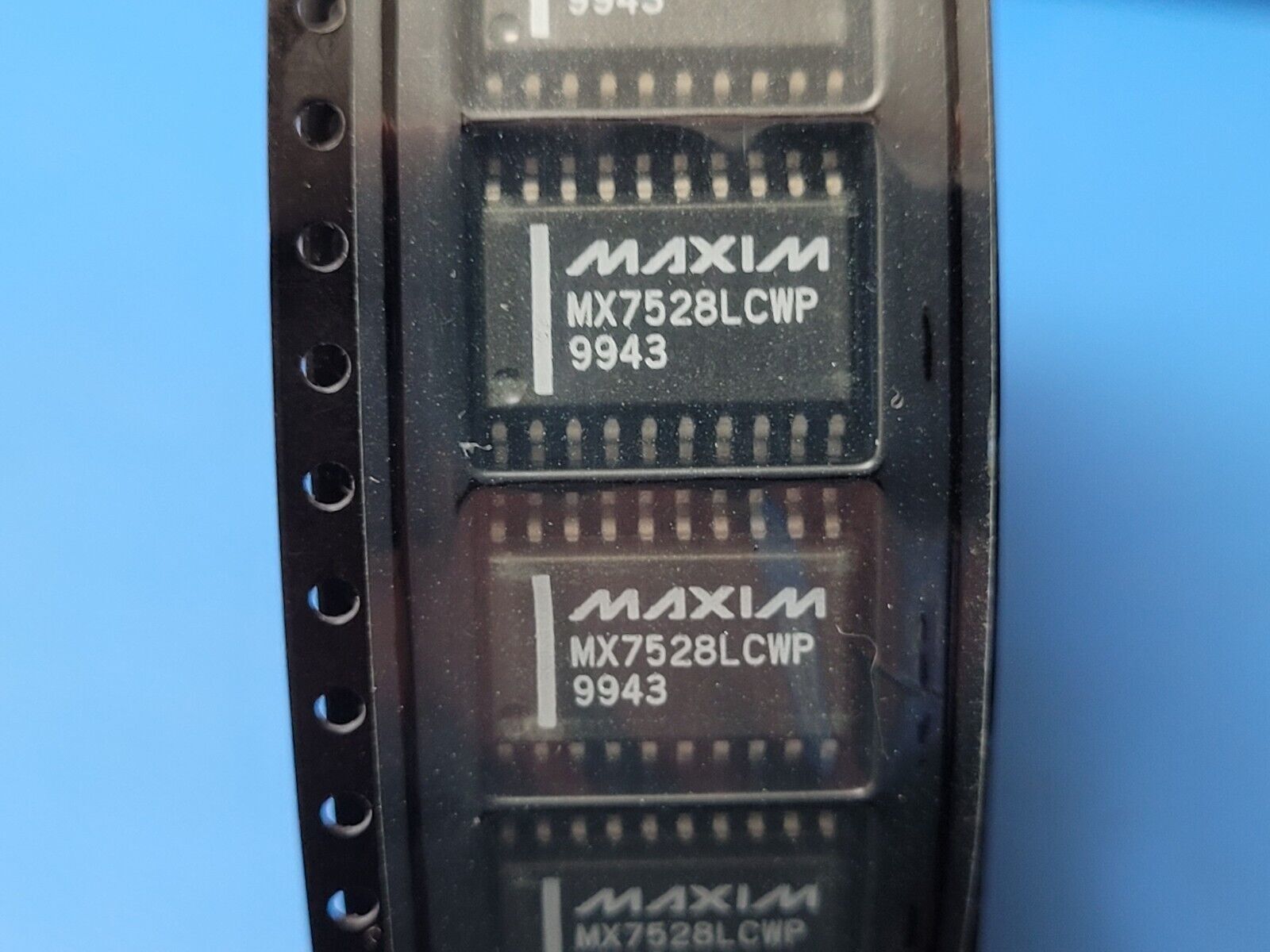 (1 PC) MX7528LCWP MAXIM 8 Bit Digital to Analog Converter 2 20-SOIC