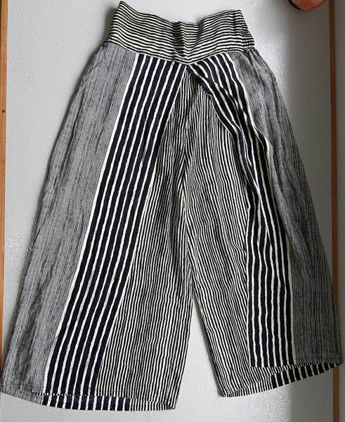 Unbranded crop length ladies rayon genie pants Size 8 10 12 14 striped baggy sty