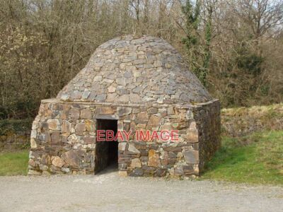 PHOTO  STONE DOMED BEEHIVE HUT IRISH NATIONAL HERITAGE PARK IN THE CELTIC MONAST