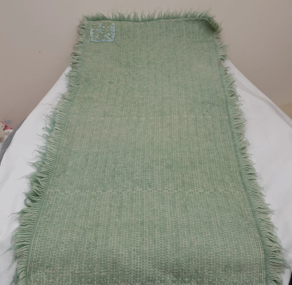 Alfombra Flokati de lana genuina verde menta recién nacido alfombra posando utilería 24"x53" Foto 2 de 4