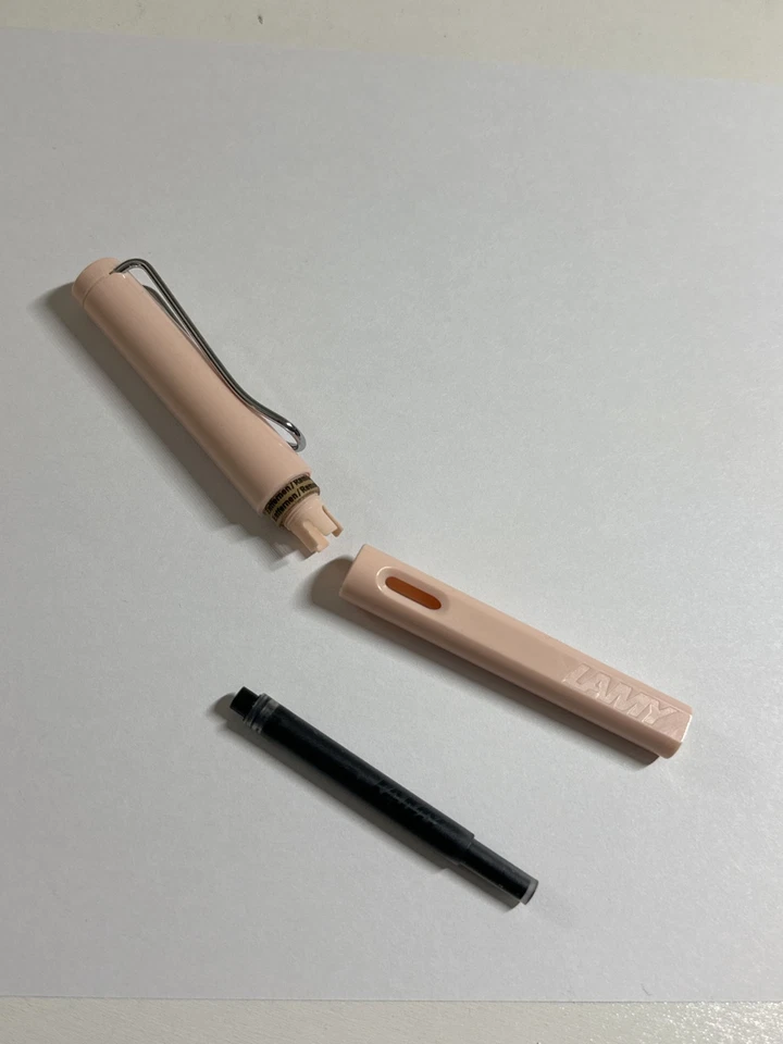 Pluma Estilográfica LAMY Safari Rosa Pastel Plumín Fino + Tinta Negra Catridge SIN CAJA Foto 4 de 4