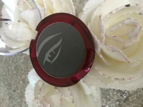 Graue Lidschatten mit mattem Effekt