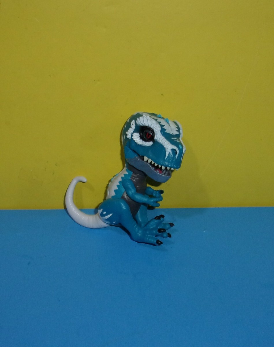 Fingerlings Untamed Raptor Frostbite Blue Gray White Wowwee