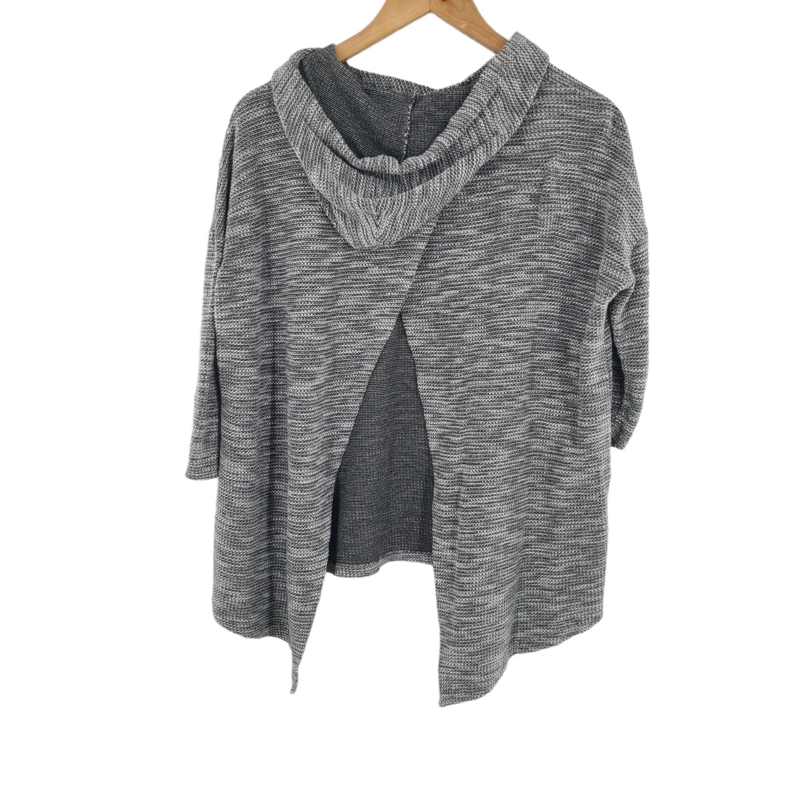 beyond-yoga fly away split back hooded ¾ sleeve 