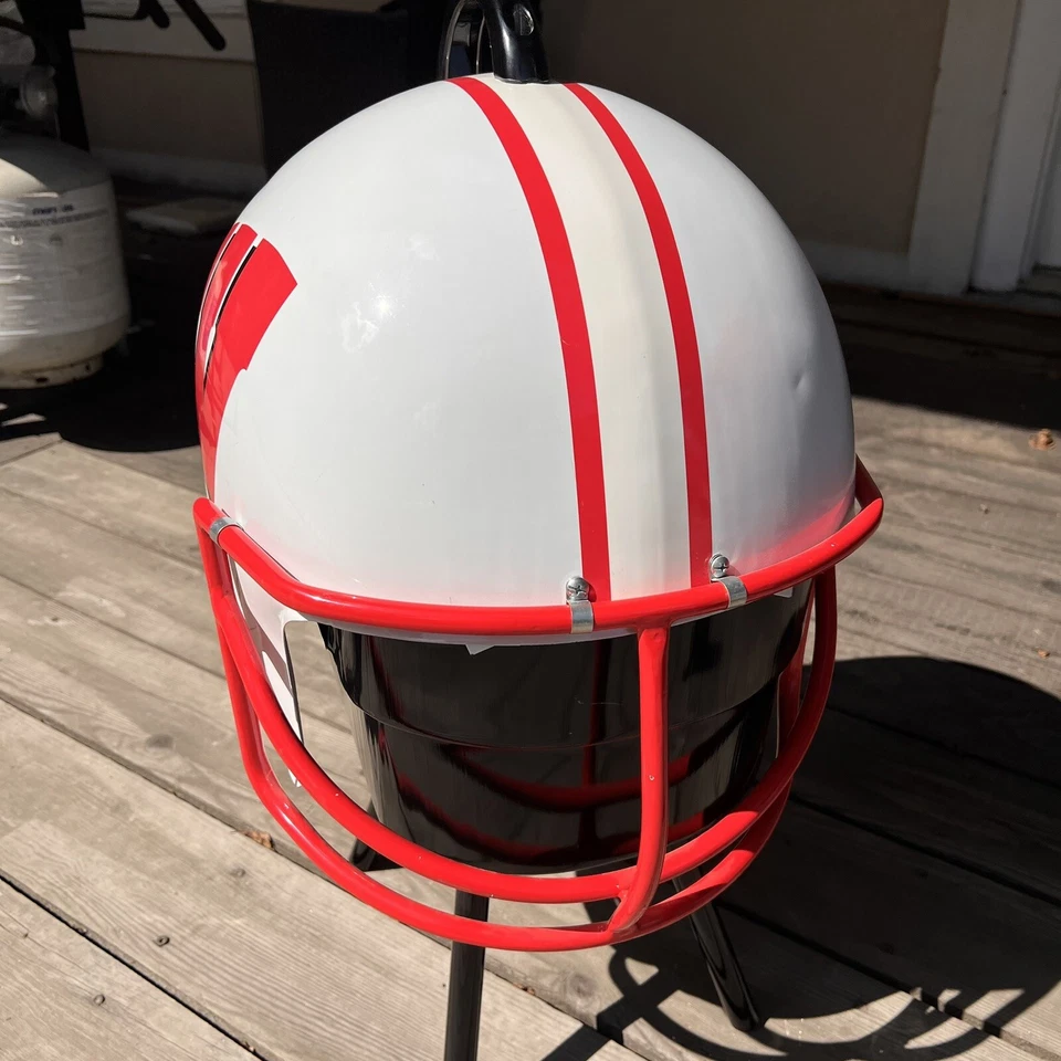 Vintage 1995 Wisconsin Badgers University Football Helmet BBQ Barbecue Grill New - Image 2 of 4