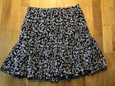 Amisu, New Yorker Rock Gr. 36, schwarz mit weißen Blüten, Neuwertig