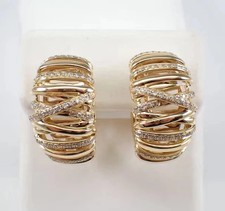 Orecchini a cerchio Huggie incrociati tondi creati in laboratorio diamante placcato oro giallo 14 carati