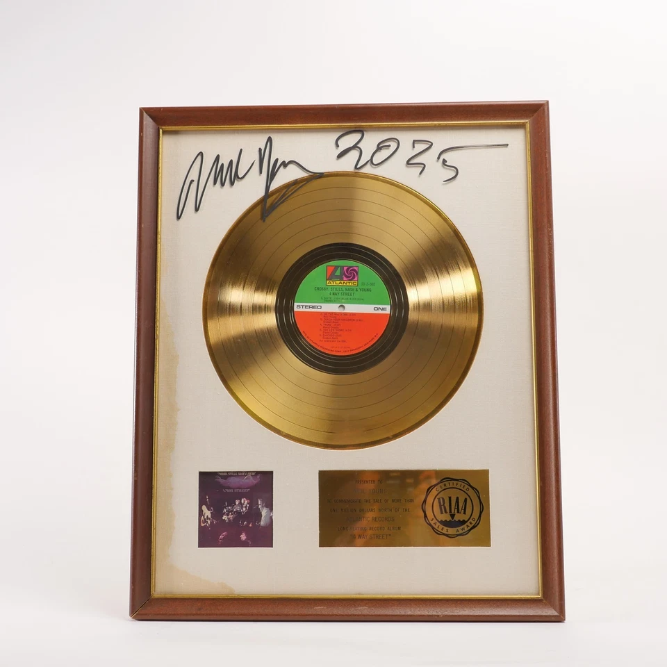 Disco dorado copia firmada personal de Neil Young CSNY "4-Way Street"