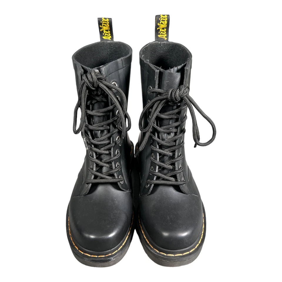 Botas Dr. Martens 5 para mujer negras de goma empapada bloque de lluvia punta redonda con cordones bajos Foto 4 de 4
