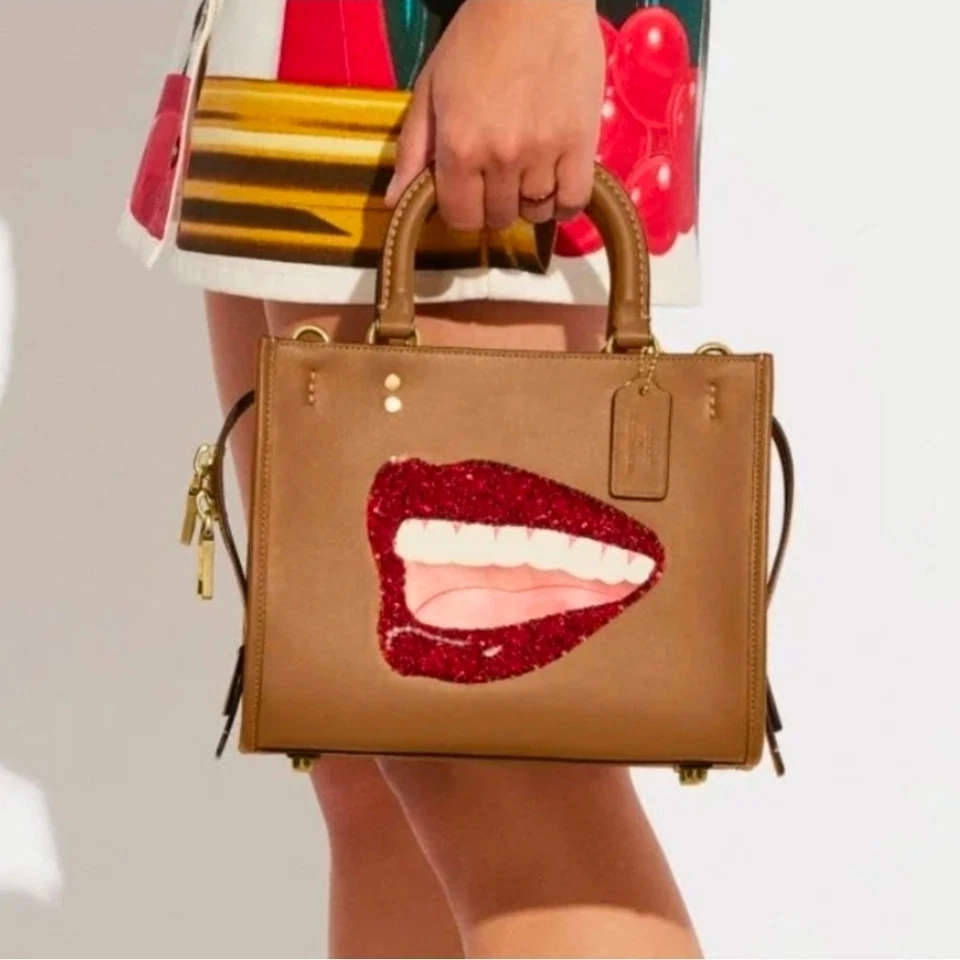 Cartera de cuero Coach x Tom Wessellmann MEDIANA CA125 Rogue 25 lentejuelas labios rojos Foto 3 de 4