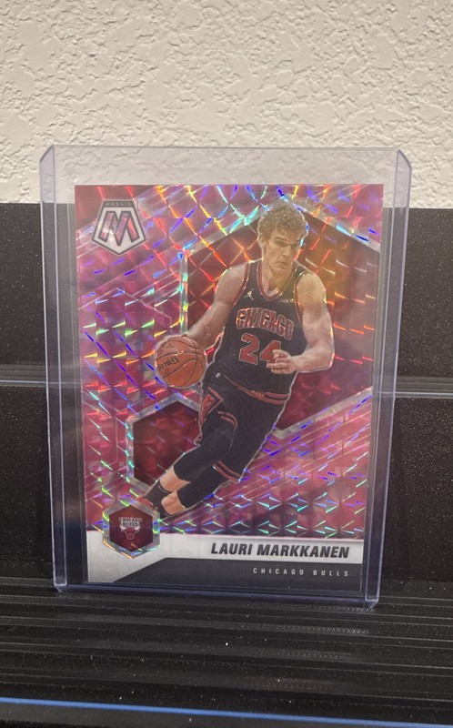 2020-21 Panini Mosaic - Lauri Markkanen #4 Pink Camo Mosaic Prizm