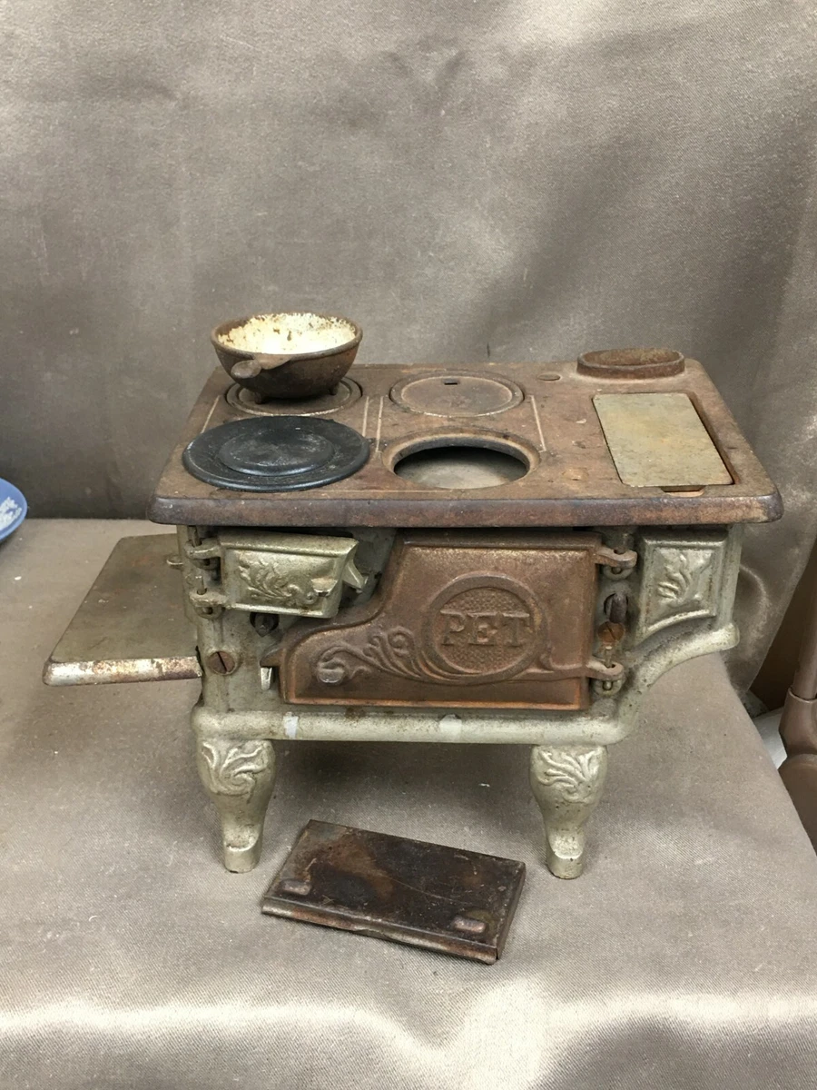Antique Pet Cast Iron Toy Stove with Footed Cooking Pot | eBay