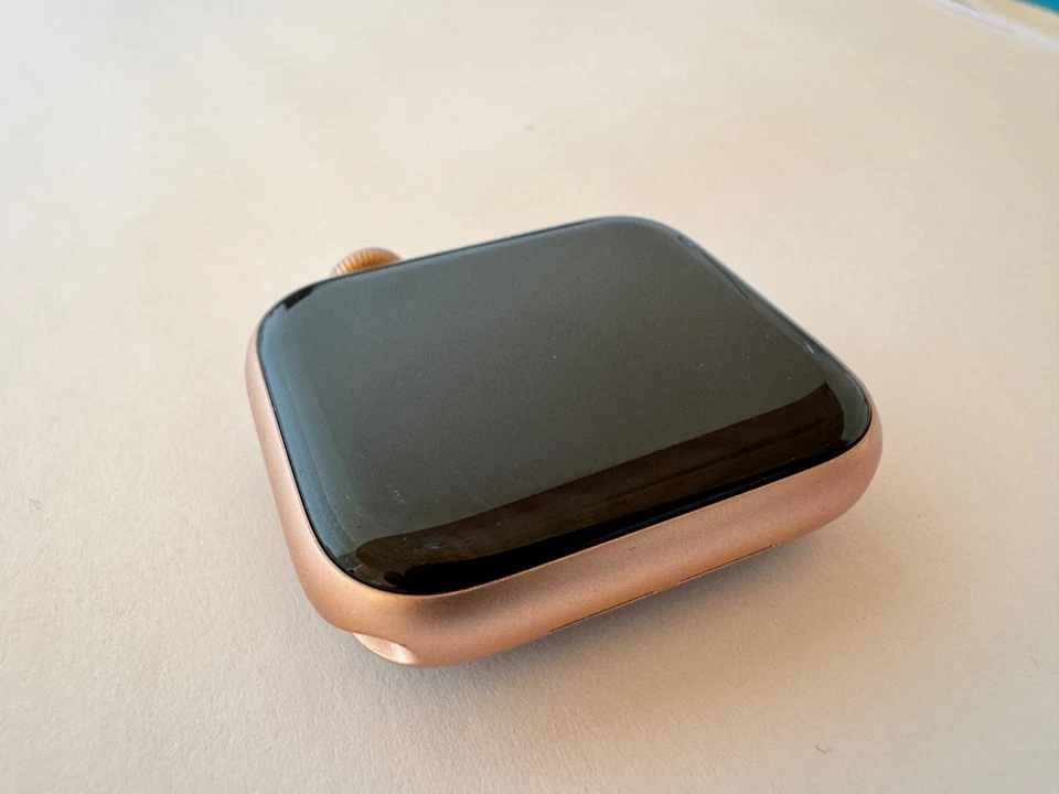 Apple Watch SE GPS 40 mm mit Aluminiumgehäuse, Sportarmband und Retina Display., Foto 3 von 5