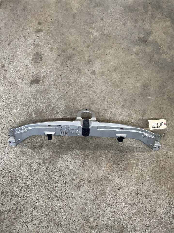 98-02 MERCEDES-BENZ E320 SUPERIOR RADIADOR NÚCLEO SOPORTE BARRA DE AMARRE PLATA Foto 2 de 4