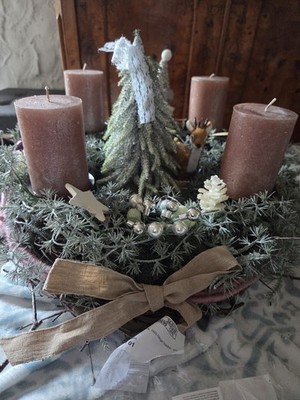 Üppiger 43cm Adventskranz mit LED Lichterkette Haltbar