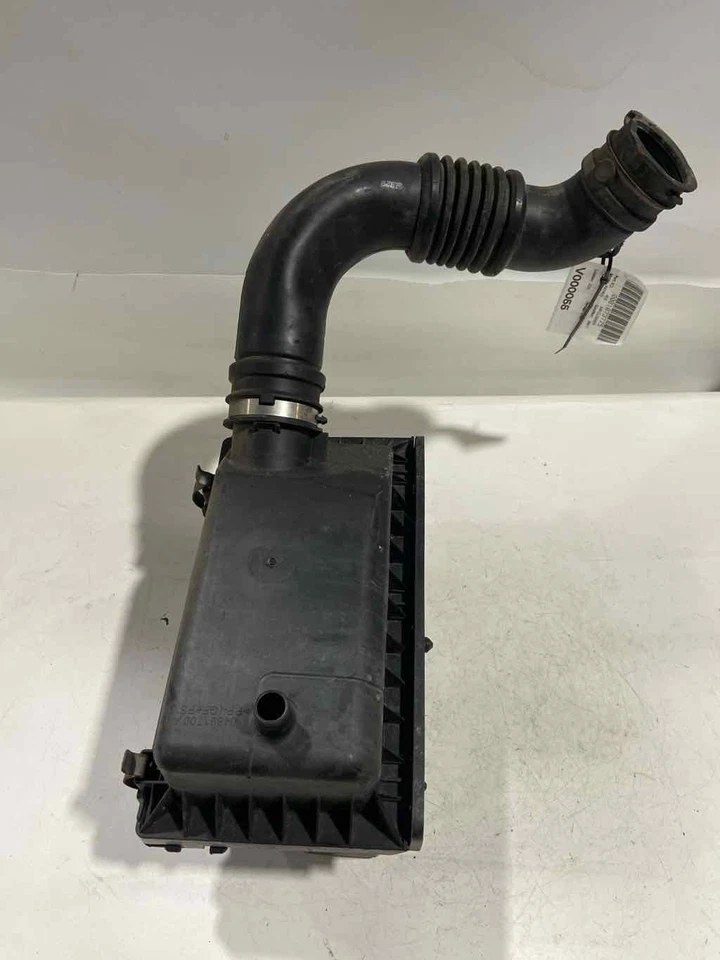 Used Air Cleaner Assembly fits: 2010 Jeep Patriot 2.0 Grade A - Image 2 of 4