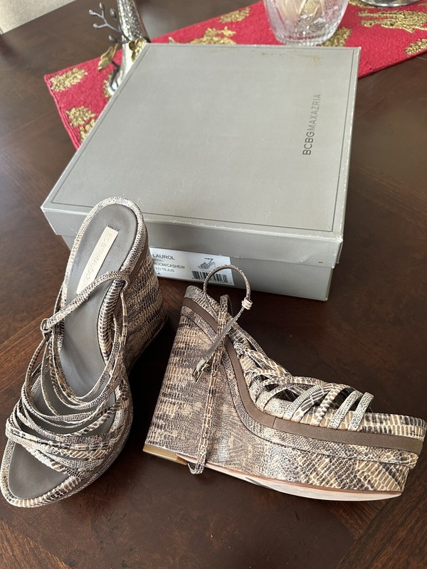 NEW BCBGMAXAZRIA MUSHROOM/CASHEW sandals Size 8M