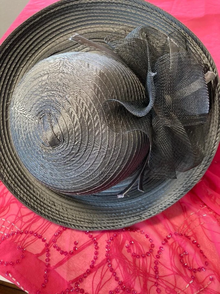 Giovannio de Florencia y Nueva York - Elegante sombrero gris Think Church ¡Gran arco precioso!  Foto 2 de 4