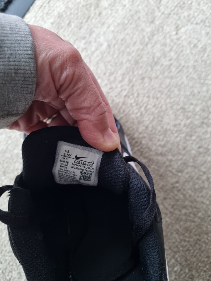 black nike trainers white sole