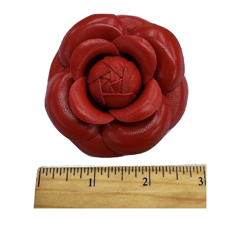 Брошь на булавке M&S Schmalberg 2,75 дюйма из натуральной кожи с красной камелией - Изображение 4 из 4