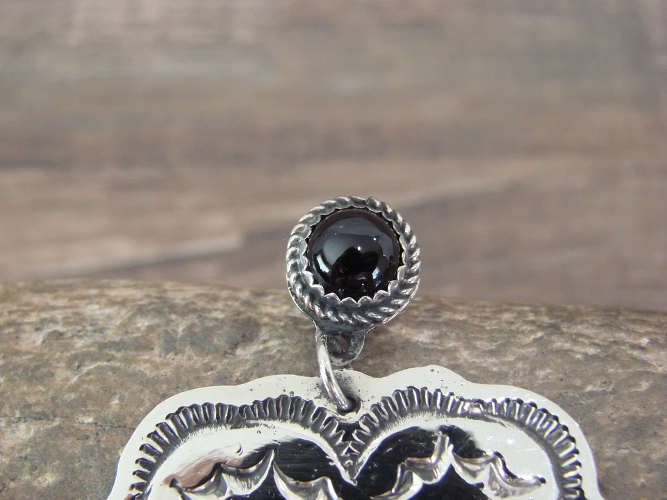 Brincos pendentes de coração Navajo indiano níquel prata e ônix preto - Cleveland - Imagem 3 de 4