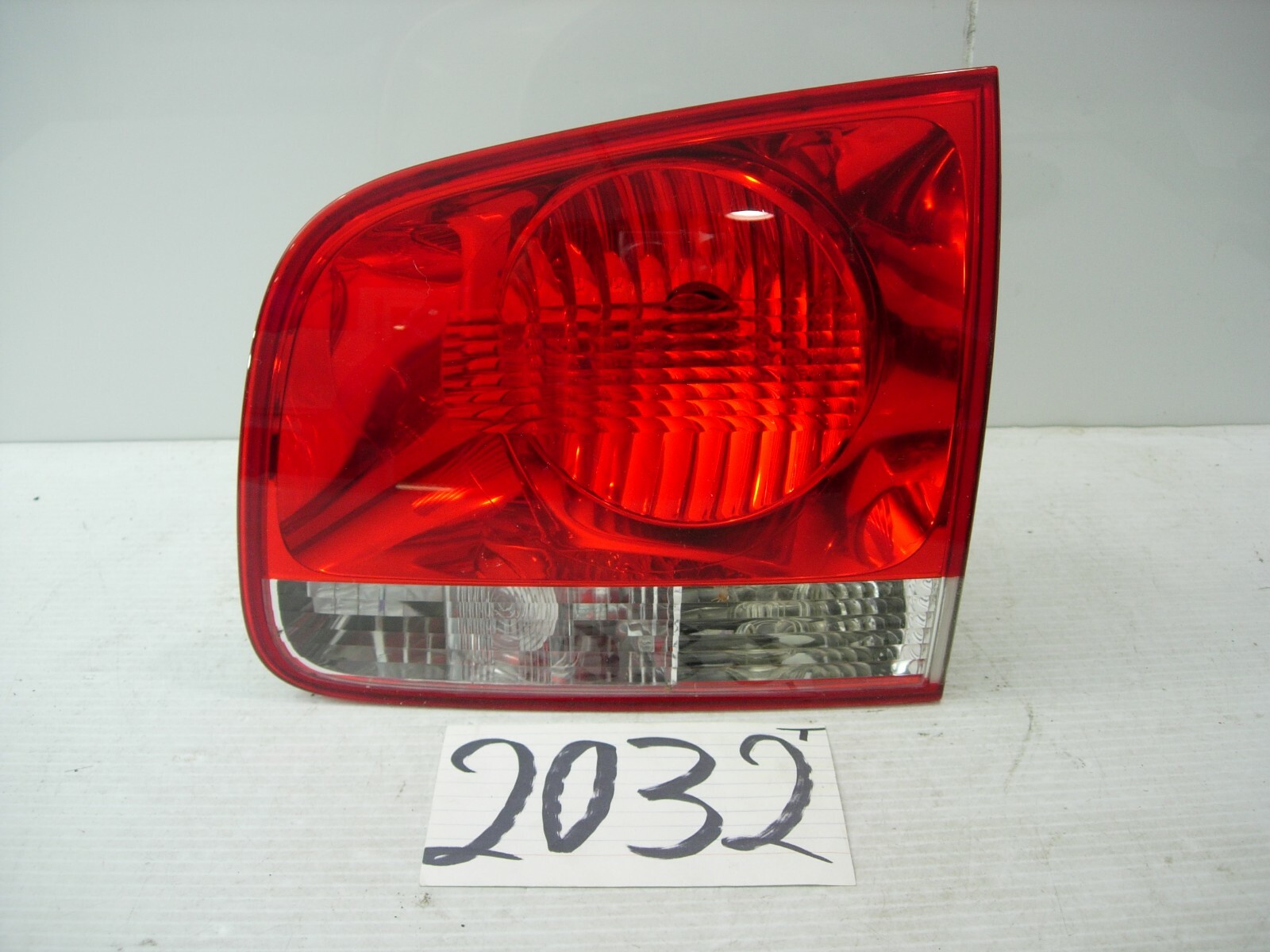 04 05 06 07 Volkswagen Touareg PASSENGER Side Tail Light Used Rear Lamp #2032-T 