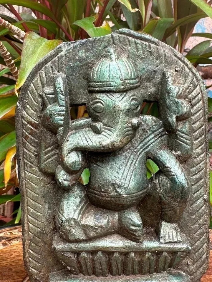 Antigua escultura de Ganesha de piedra negra del sur de la India de 1800 Foto 3 de 4
