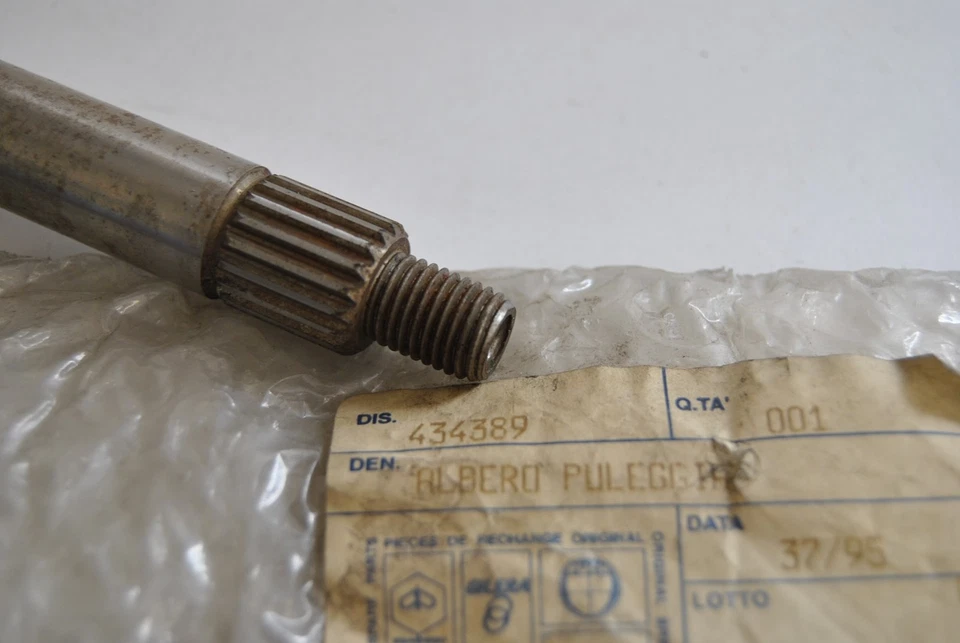Arbre Poulie Conduite Driven Pulley Shaft Piaggio Vespa ET4 Sph�re 125 - Photo 2/3
