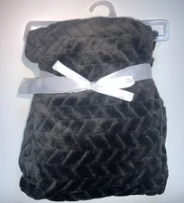 NWOT Stylish Baby Soft Flannel Fleece Baby Infant Throw Blanket in Black Braided