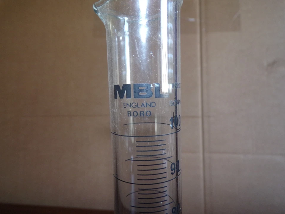 éprouvette MBL ( iso 4788 ) 100 ml en verre avec bec verseur  - Photo 2/4