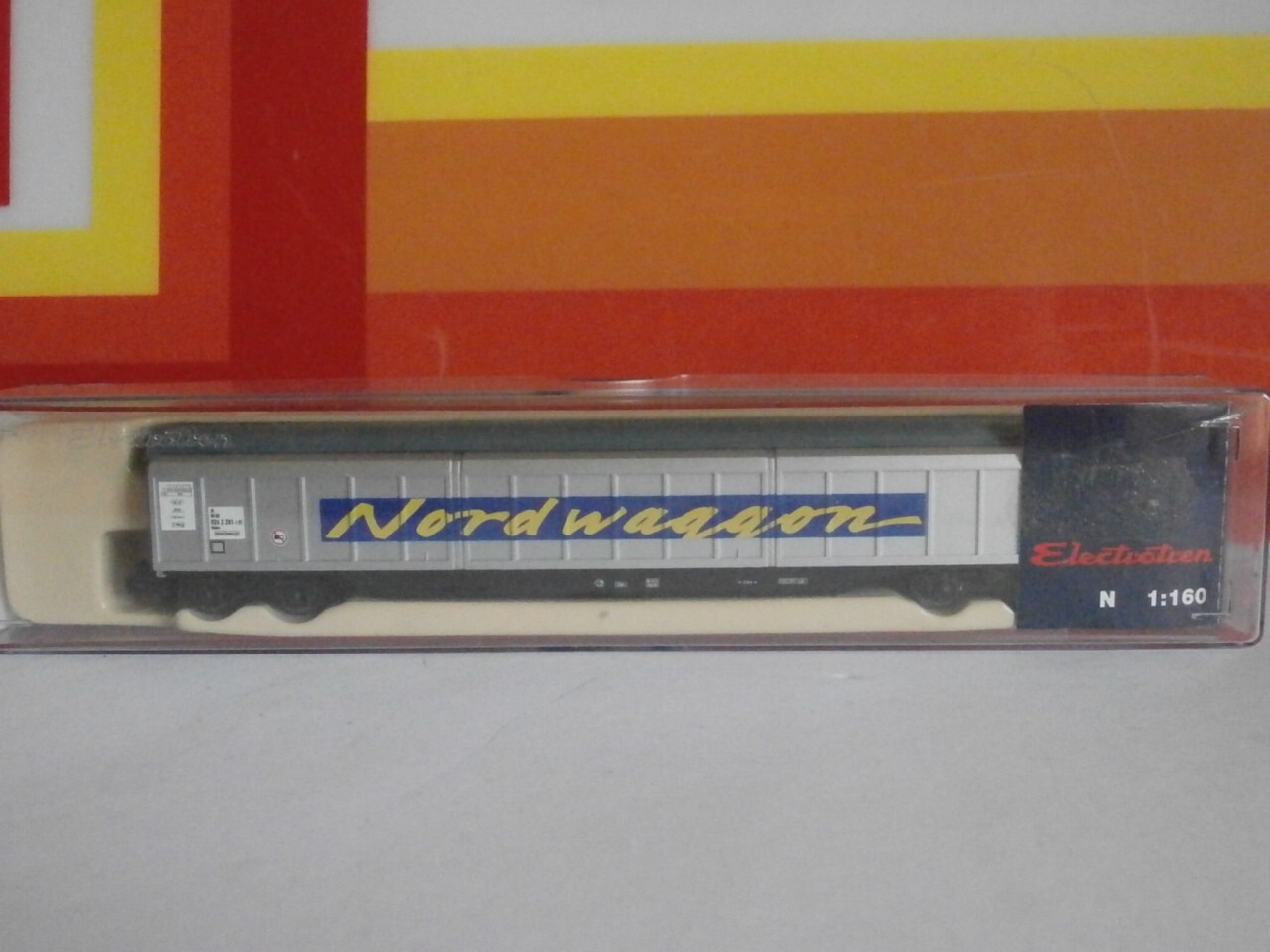 Wagon couvert Nordwaggon Electrotren 7702 pour décor de gare fret N