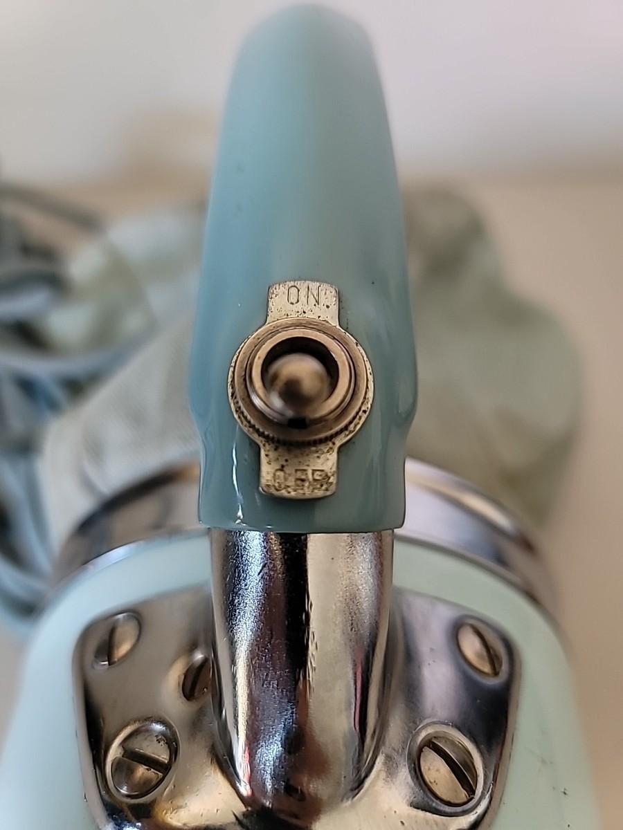 Vintage: Montgomery Ward SIGNATURE Hand Vacuum - Model 82URC-702