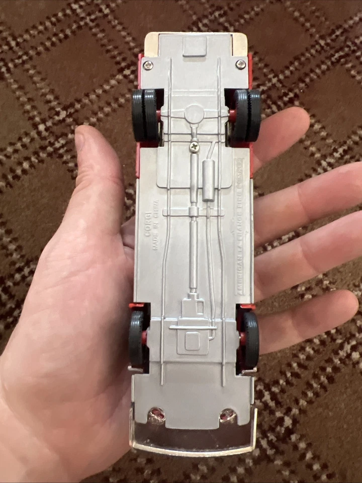 Corgi 1:43 Scale Diecast American La France Chicago Fire Department Truck 97322 - Image 4 of 4