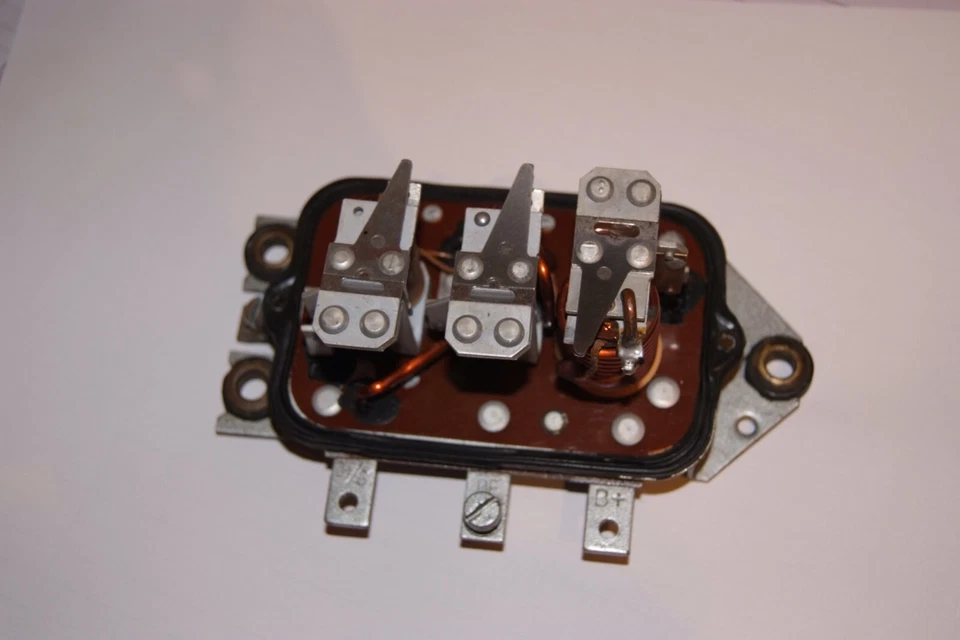 Regulador de tensión Porsche 356A Carrera, excelente estado probado listo para usar. Foto 2 de 4