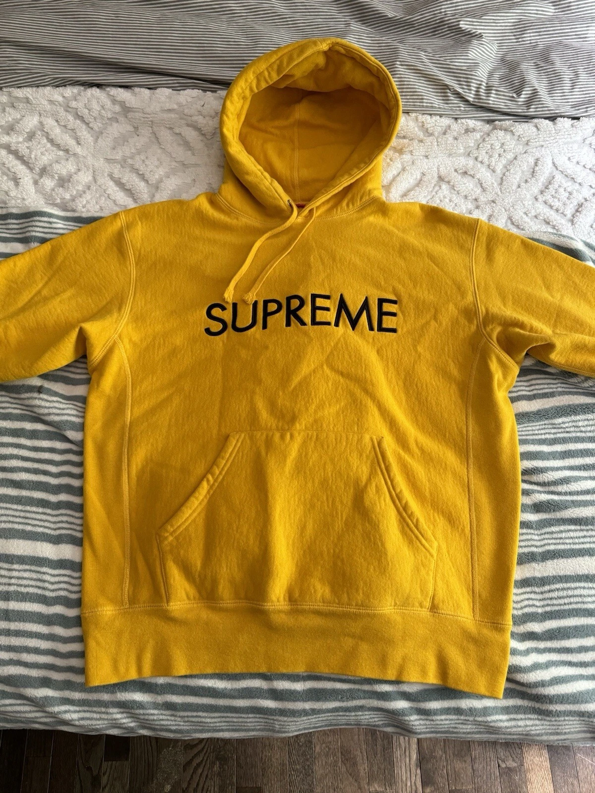 Grand sweat à capuche logo jaune Supreme