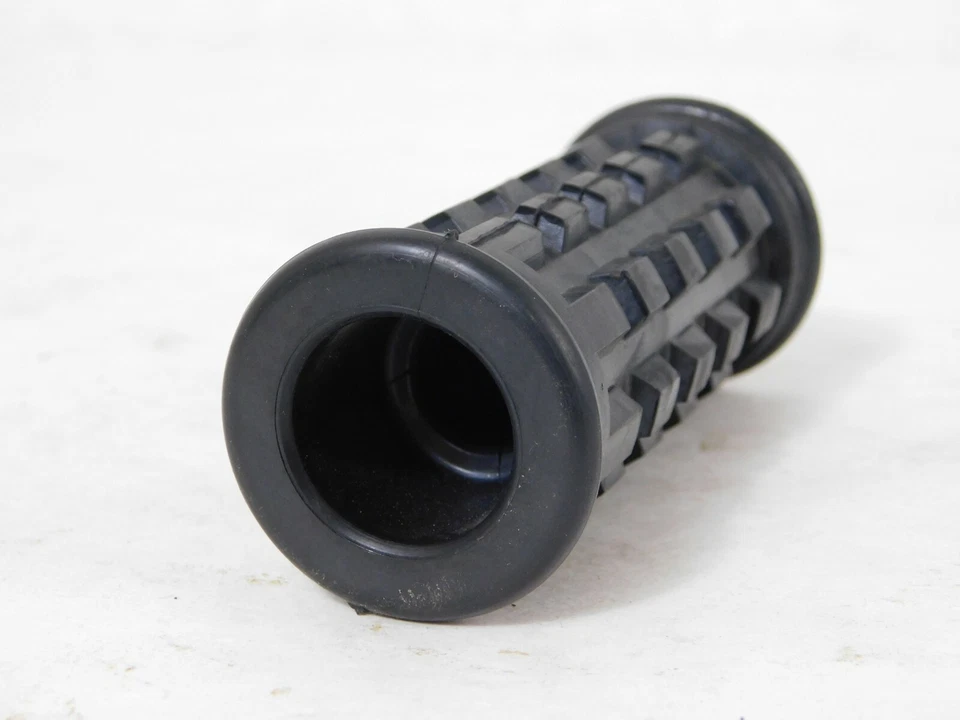 1 NOS 1967-1970 Kawasaki C2 F3 F4 C2SS C2TR reposapiés trasero reposapiés cubierta de goma OEM Foto 3 de 3