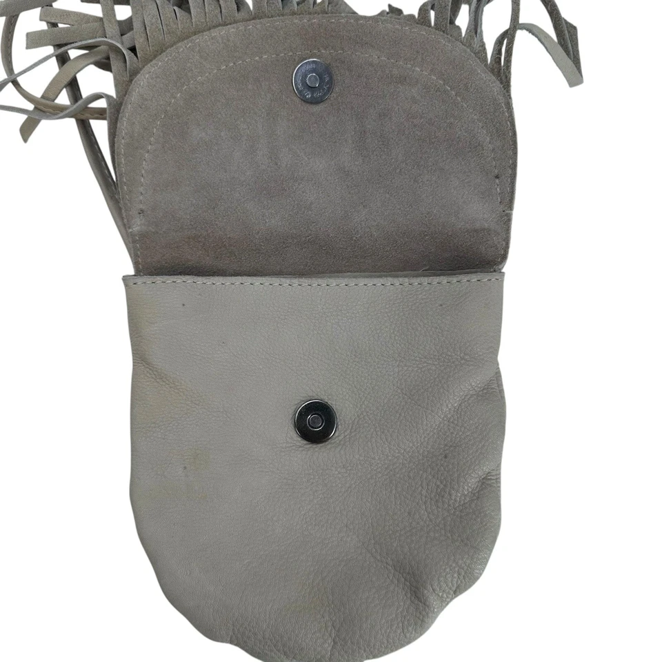 Bolso Cartera Cut N Paste Free People Pequeño de Cuero Beige con Flecos Bandolera Foto 4 de 4