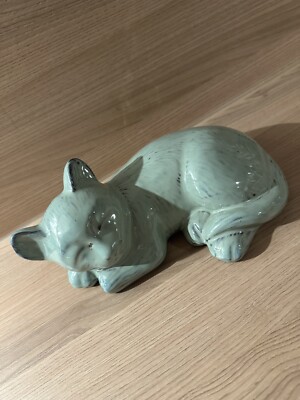 KATZE - EINE KERAMIK TÜRKIS GLASIERTE LEGENKATZE MIT KNISTERNDER PATINA 23 CM