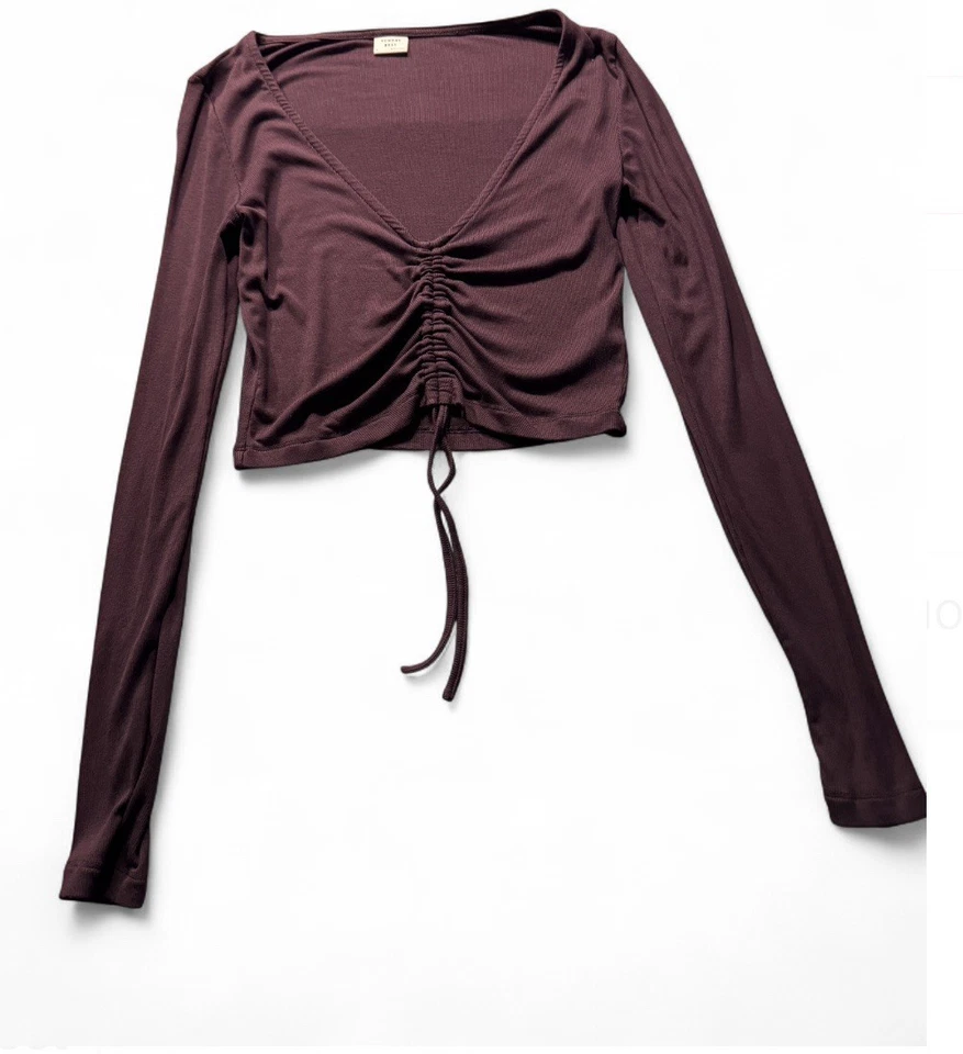 Top corto de manga larga ARITZIA Sunday Best púrpura profundo con fruncido/corbata delantera Foto 2 de 4