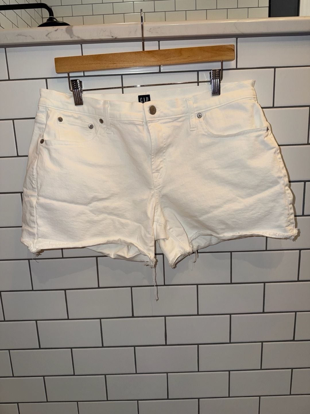 Gap Denim Women's White 5-Inch Raw Hem Cut-Off Shorts Size 31